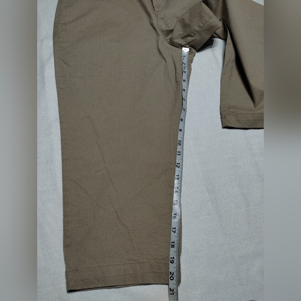 Croft & Barrow Women's Khaki Capri Size (14) - Picture 4 of 12